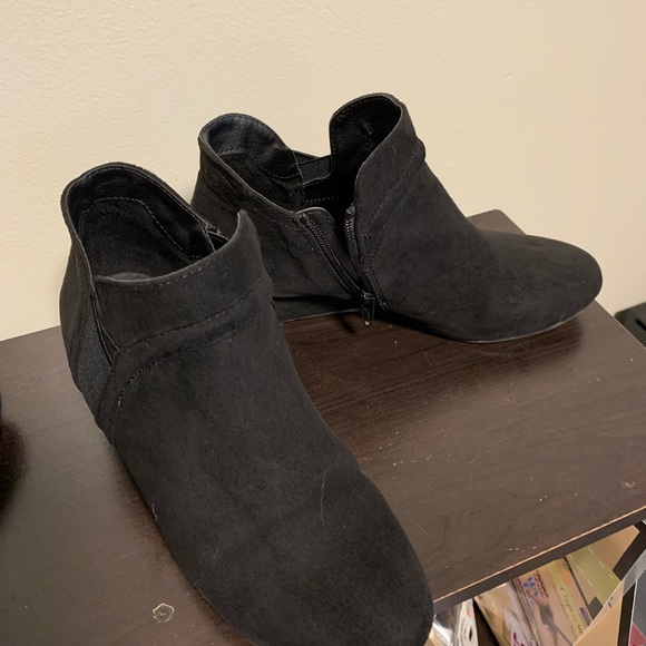 All size 7 or 7.5. Many new, as pictured with boxes. Prices $30 new, $15 used. - Picture 5 of 13